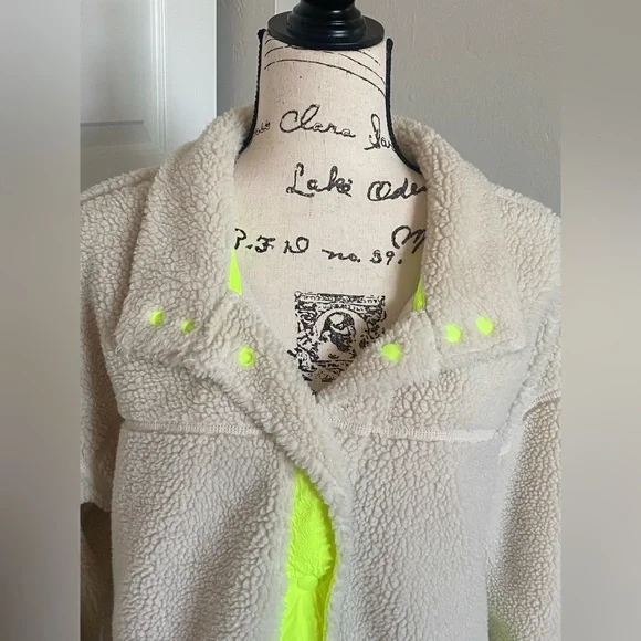 Old Navy Active Sherpa Jacket w/ Neon Detail - Picture 2 of 8